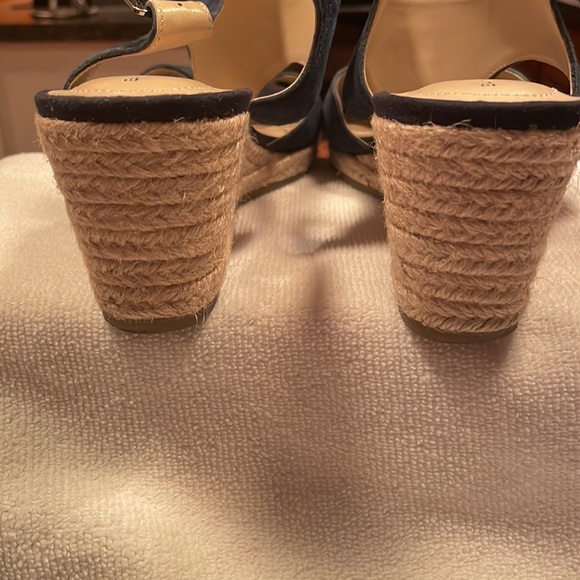 Bandolino navy t strap wedge sandals- size 9 - Picture 3 of 10